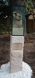 Ein Gedenksäule erinnert seit August 2003 an das Hochwasser von 2002 Ein Gedenksäule erinnert seit August 2003 an das Hochwasser von 2002