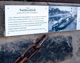Eine weitere Tafel und ein Kettenstück sind Zeugnisse der Kettenschifffahrt auf der Elbe