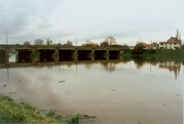 Die Flutrinne ist in voller Breite gefüllt
