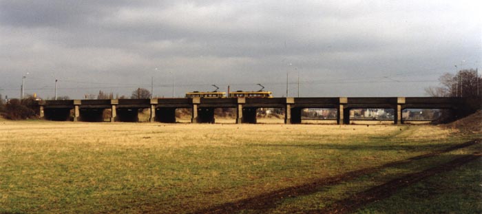 Die alte Brücke über die Flutrinne Februar 2000 (Baujahr 1927) (Foto: F. Philipp)