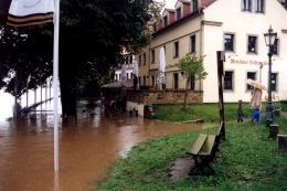 15.8.02, später stand das Wasser über einen Meter in der Gaststube