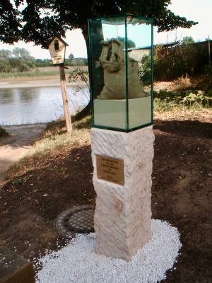 2002 04 gedenksaeule hochwasser