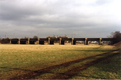 2000 03 alte flutrinnenbruecke mit t4d strassenbahn