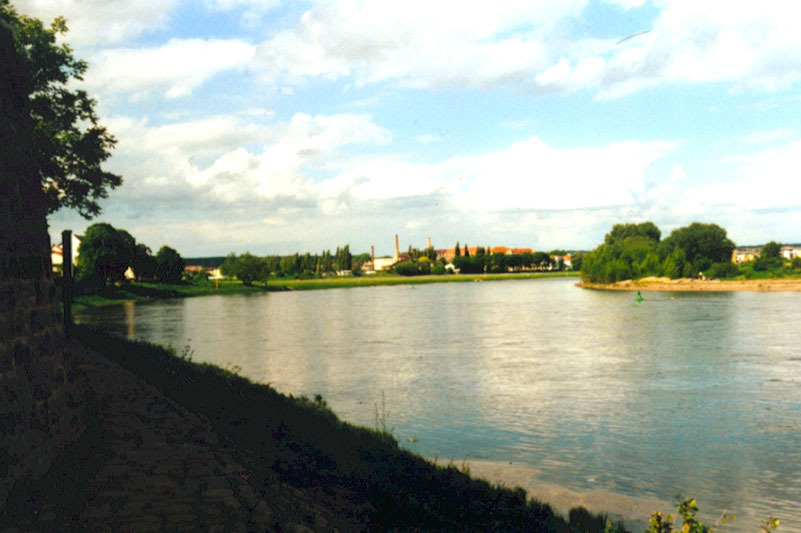 Blick von Übigau nach Pieschen (1999, Foto: F. Philipp)