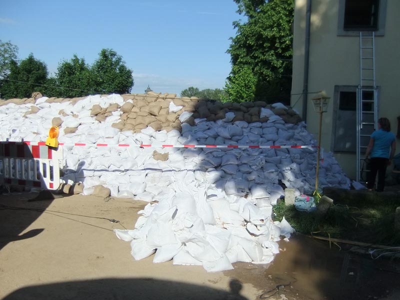 Sandsackverbau an der Lindenschänke in Altmickten 2013 (Foto: F. Philipp)