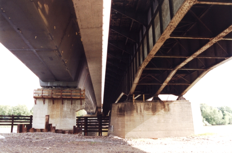 Links die neue, rechts die alte Brücke