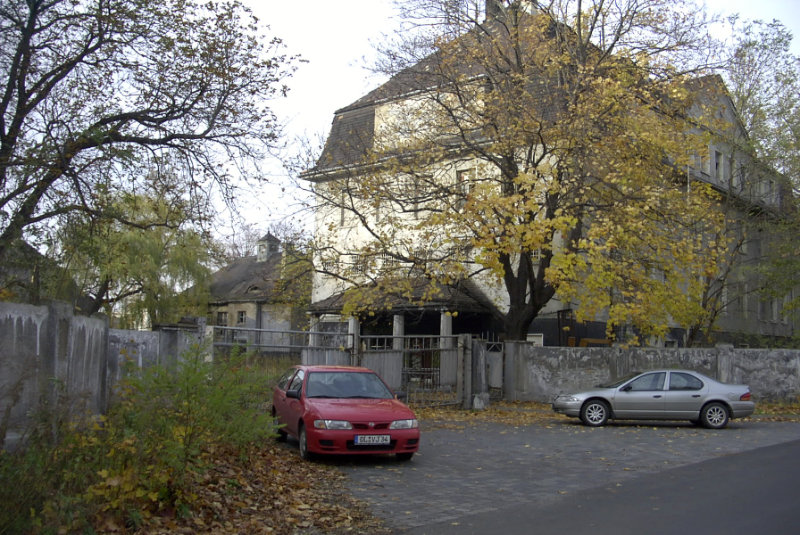 Kasernentor auf der Klingerstraße (November 2002, Foto: F. Philipp)