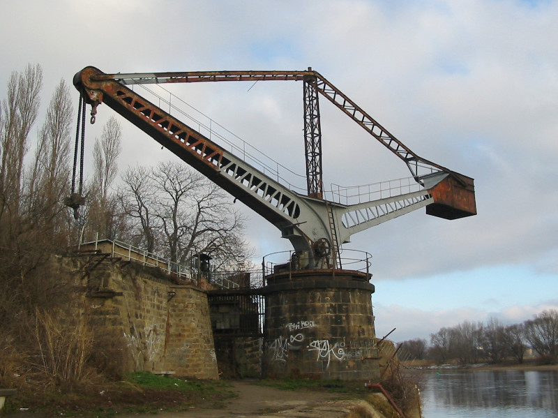 Neuer Anstrich für den Schiffskran (Foto: F. Philipp)