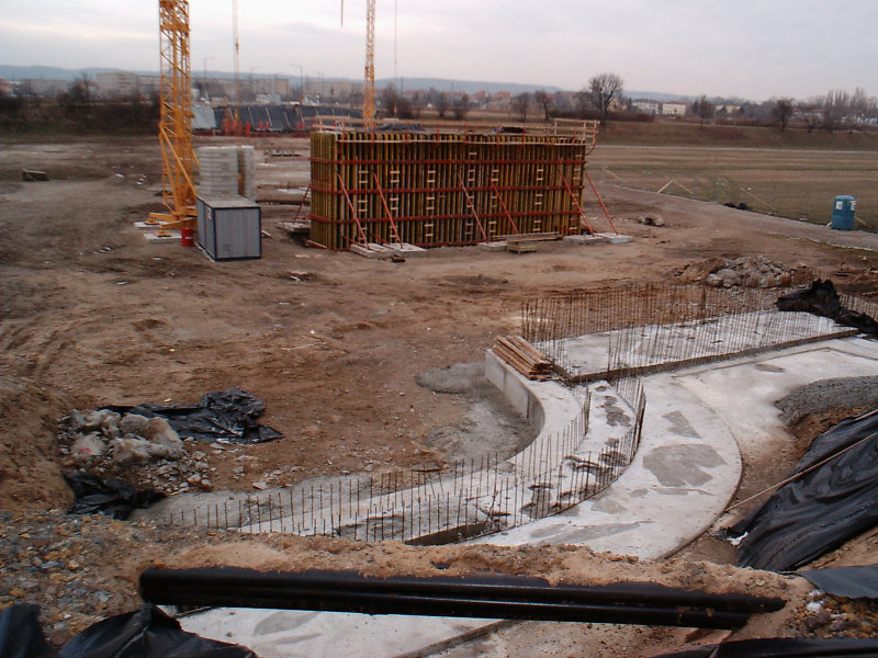 27.12.2003 - Pfeiler und Brückenwiderlager werden betoniert (Foto: F. Philipp)