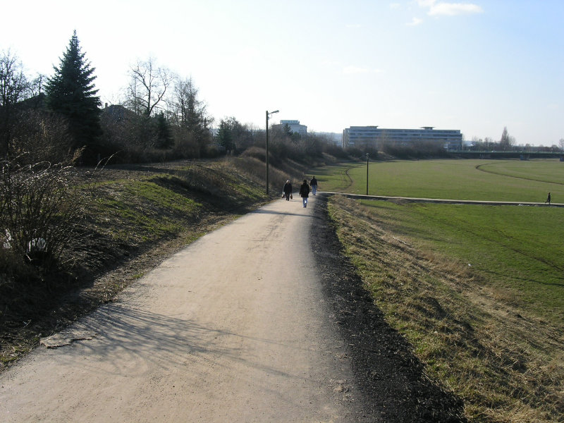 06.03.2004 - Ein Interimsweg durch die Flutrinne ermöglicht Fußgängern und Radfahrern kurze Wege (Foto: F. Philipp)
