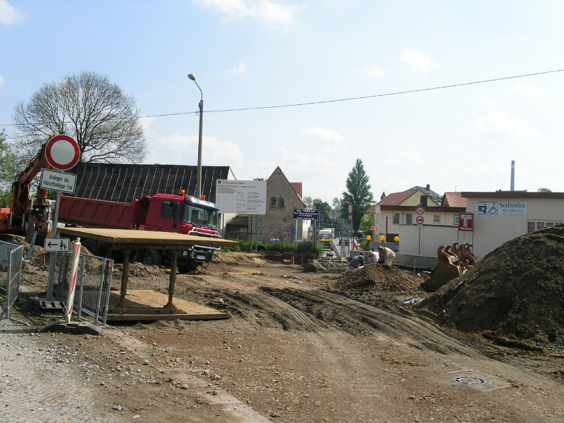 03.05.2004 - Gleichzeitig läuft der Kreuzungsausbau Sternstraße/ Scharfenberger Straße (Foto: F. Philipp)