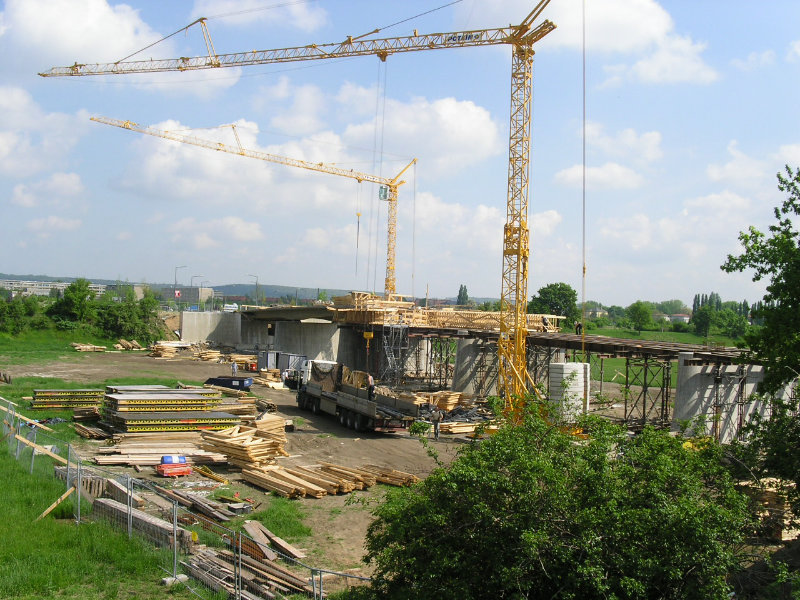 03.05.2004 - Inzwischen wird schon das zweite Drittel des Überbaues betoniert (Foto: F. Philipp)