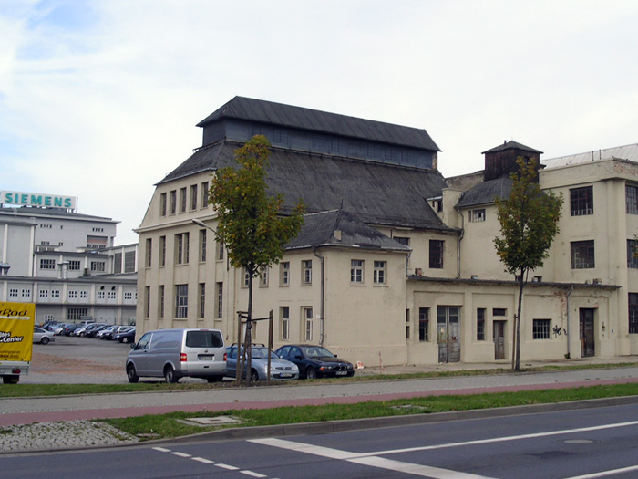 Letztes erhaltenes Gebäude des früheren Flugplatzes (Gebäudeteil der ehemaligen Militär-Wasserstoff-Gasanstalt) im Siemens-Technopark (Foto: Philipp)