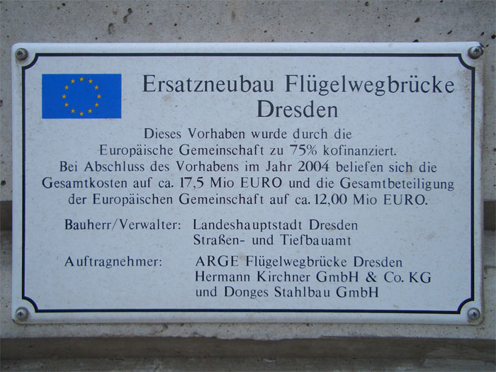 Schild zum Bau der neuen Brücke