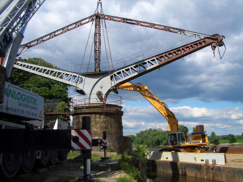  Vom Schubschiff hilft ein Bagger (Foto: F. Philipp)