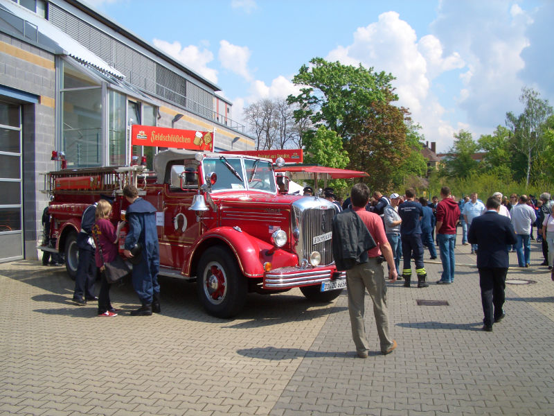 Trubel im Innenhof der Feuerwache Übigau