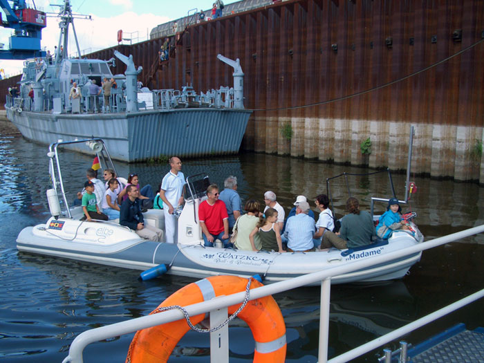 Hafenrundfahrten, im Hintergund das zu besichtigende Binnenminensuchschiff Atlantis