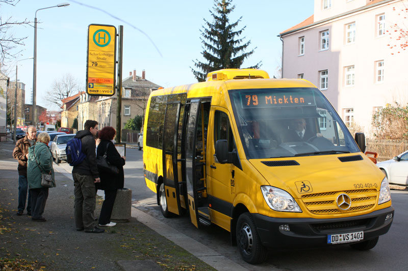 Der neue Microbus an der Overbeckstraße (Haltestelle Scharfenberger Straße) (Foto: F. Philipp)