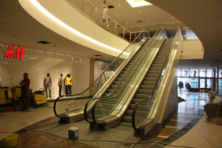 Rolltreppe ins Obergeschoss (Foto: F. Philipp)