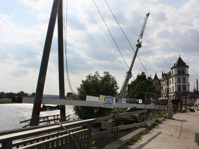 24.06.2010 - Montiertes Brückenteil zwischen Pylon und Leipziger Straße