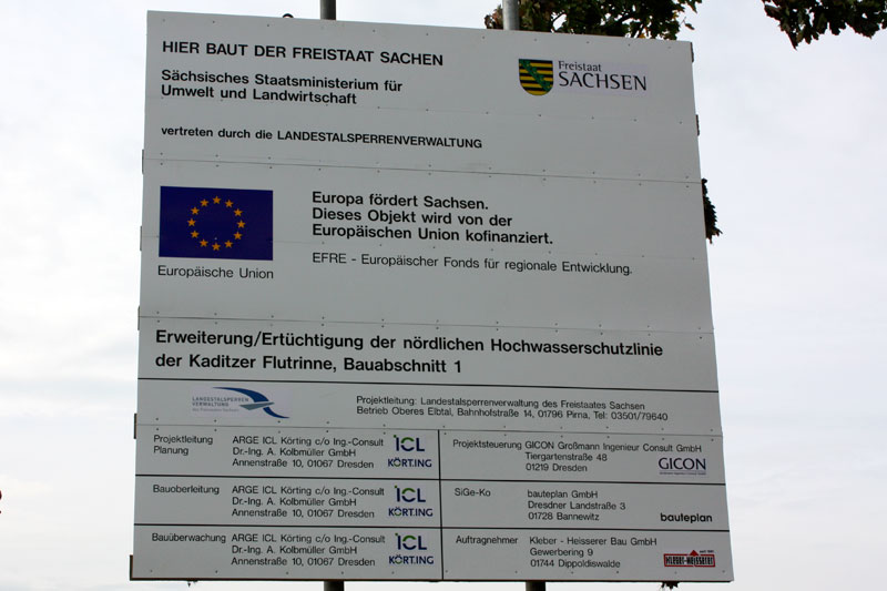 Bauschild zur Hochwasserschutzmaßnahme