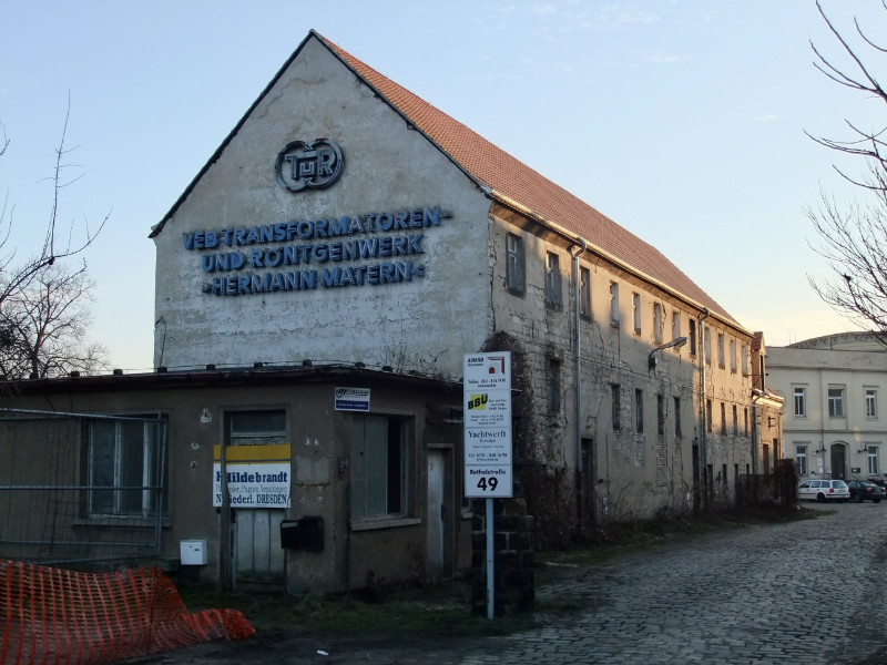 Nebengebäude Schloss Übigau mit unter Denkmalschutz stehenden Leuchtschrift (Foto: F. Philipp 2011)