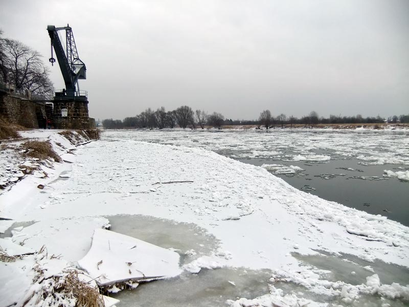 Eisgang nahe des historischen Schiffskrans