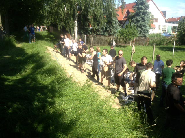 FOTO HELMNOT THEATER: Deichverstärkung an der Flutrinne