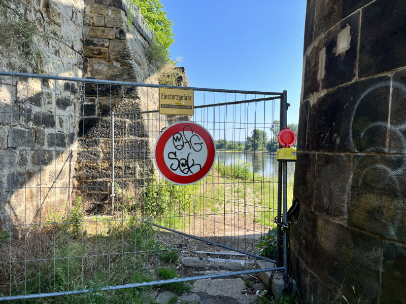 Hinweisschild am Schiffskran (Foto: F. Philipp)