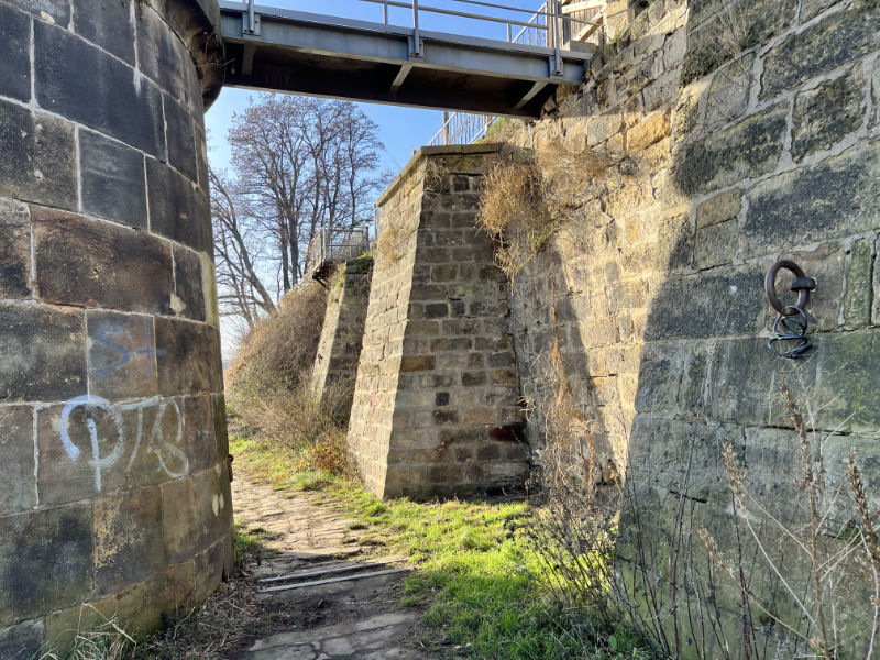 Durchgang am Schloss (Foto: F. Philipp)