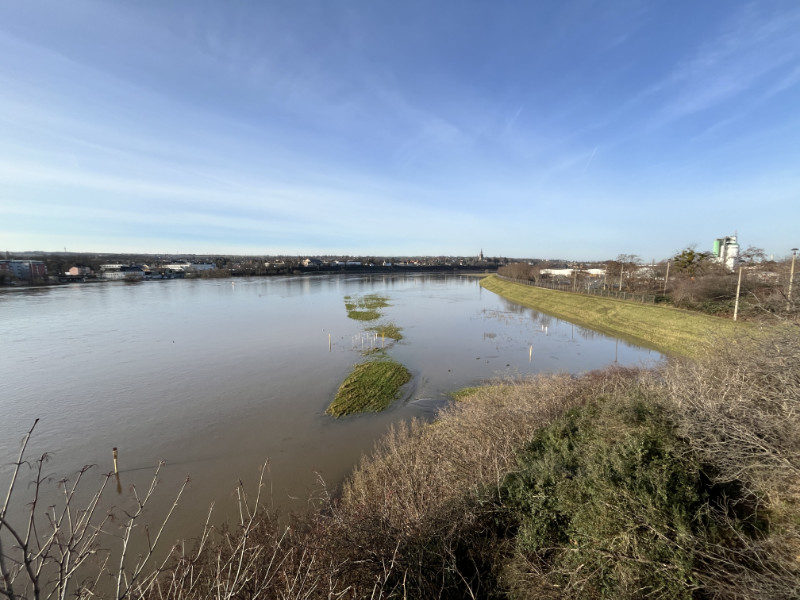 Rechts Deich vor Kläranlage bei Hochwasser (Foto: F. Philipp,  27.12.2023)