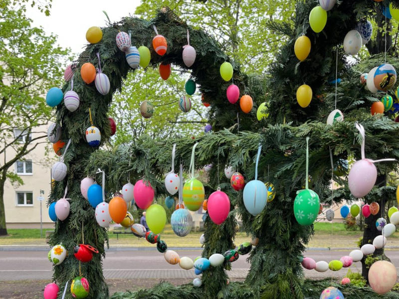 Osterkrone auf dem Mengsplatz (Foto: F. Philipp, 21904.2025)