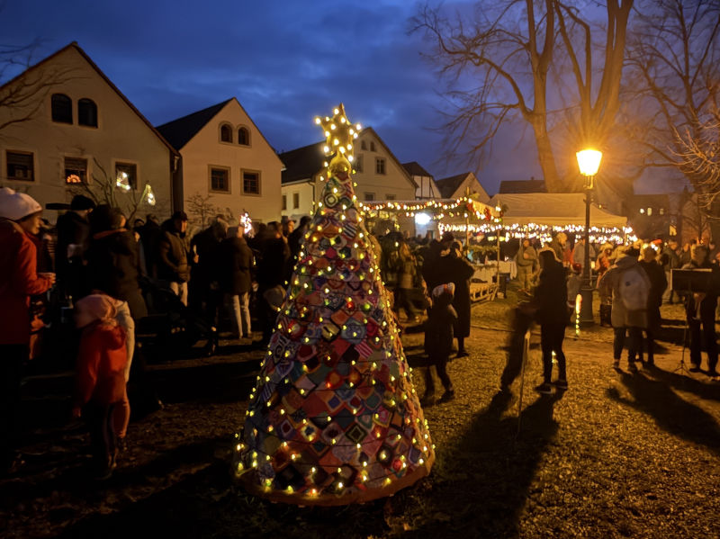Weihnachtliches Treiben auf dem Anger in Altmickten