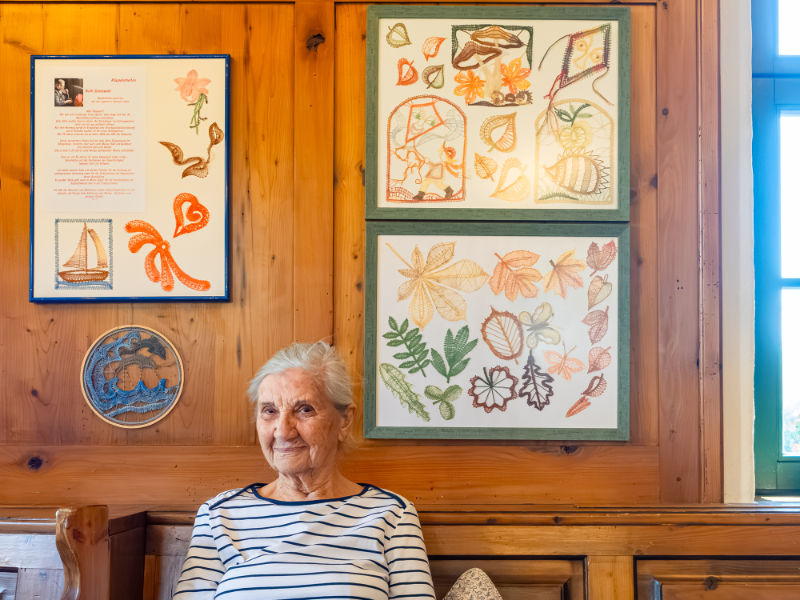 95jährige Ruth Sennewald vor ihren Klöppelarbeiten (Foto: Steffen Sennewald)