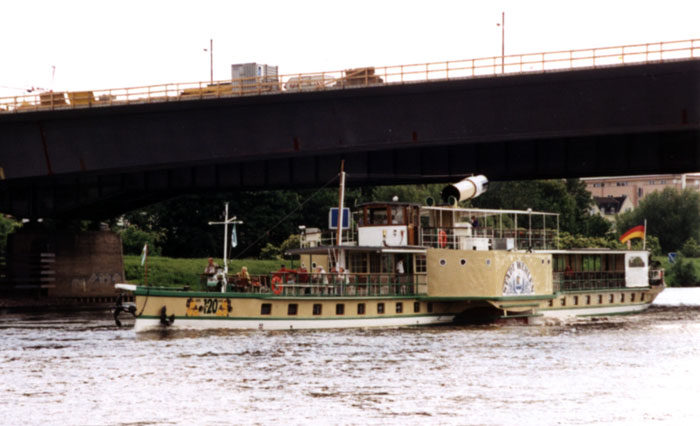 Das älteste Personendampfschiff Wehlen unter der alten Flügelwegbrücke (2002, Foto: F. Philipp)