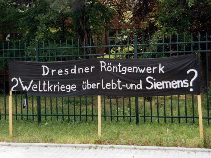 Protest der Siemensmitarbeiter am Werkzaun (Foto: F. Philipp)