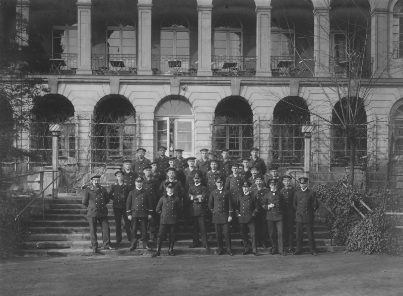 1913: Marine-Luftschiff-Abteilung vor dem Schloss Übigau (Foto: Zeppelinmuseum Tondern, Nachlass Wenzel L 4)