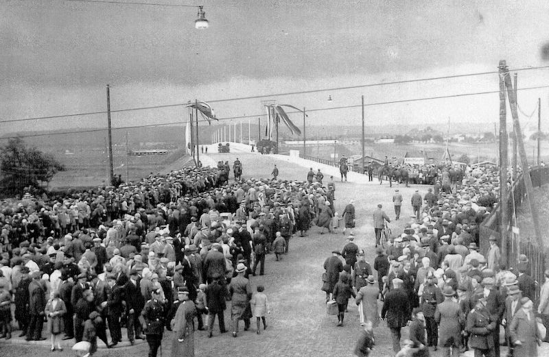 1.10.1930, 16 Uhr - Eröffnung der Kaditzer Brücke (Blick von Altstädter Seite)  - Foto: Archiv P. Gellner