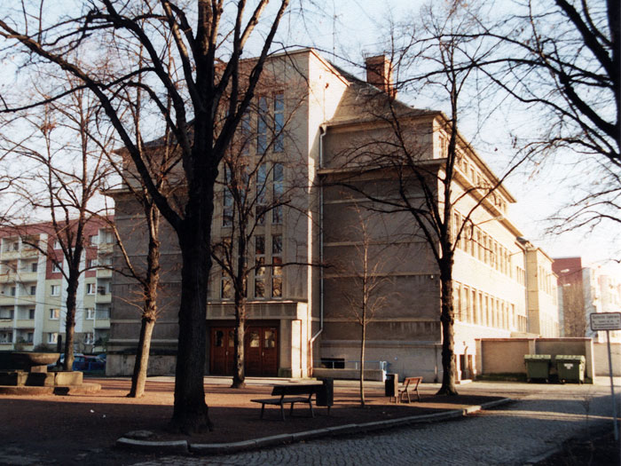 Die alte Schule vom Mengsplatz gesehen