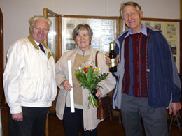 Helga Franke (Mitte) und ihr Mann aus Pirna wurden von Jochen Weißhaar (links) , stellv. Vorsitzender des Vereins BI Schloss Übigau e. V., als 1000. Besucher der Schubert-Ausstellung im Lingnerschloss Dresden begrüßt.