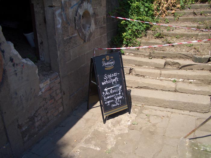 Ein Schild weist zur Sommerwirtschaft (Foto: F. Philipp)