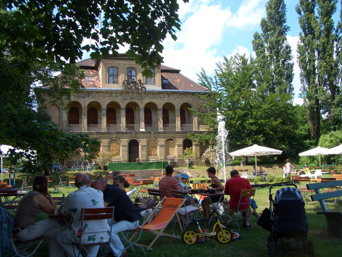 Schlosswirtschaft im Park (Foto: F. Philipp)