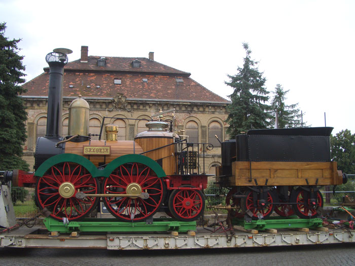 Fototermin mit Originalnachbau der Saxonia vor Schloss Übigau (Foto: F. Philipp, 2008)