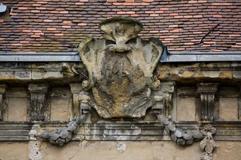 Marodes Relief an der Elbseite droht abzustürzen