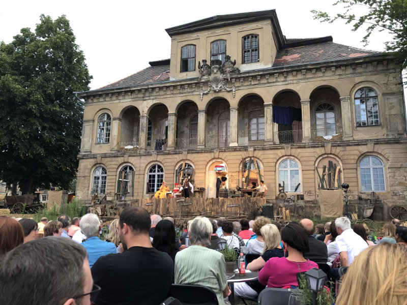 Das Gebäude als Kulisse für die Comödie (2019, Foto: F. Philipp) Das Gebäude als Kulisse für die Comödie (2019, Foto: F. Philipp)